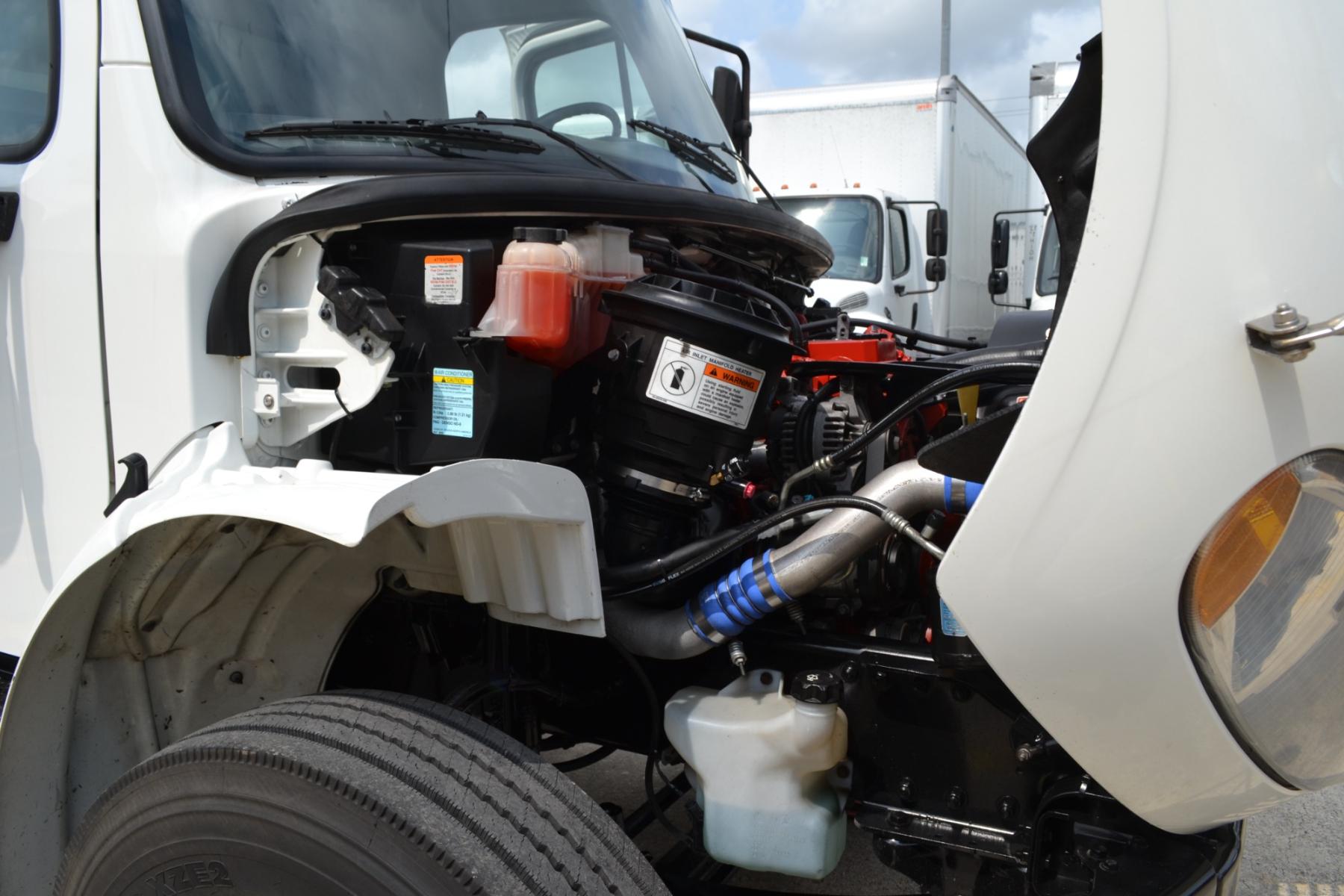 2017 WHITE /BLACK FREIGHTLINER M2-106 with an CUMMINS ISB 6.7L 240HP engine, ALLISON 2100HS AUTOMATIC transmission, located at 9172 North Fwy, Houston, TX, 77037, (713) 910-6868, 29.887470, -95.411903 - 26,000LB GVWR NON CDL, 26FT BOX, 13FT CLEARANCE , 103" X 102", MAXON 3,500LB CAPACITY ALUMINUM LIFT GATE, DUAL 50 GALLON FUEL TANKS,SPRING RIDE - Photo #13